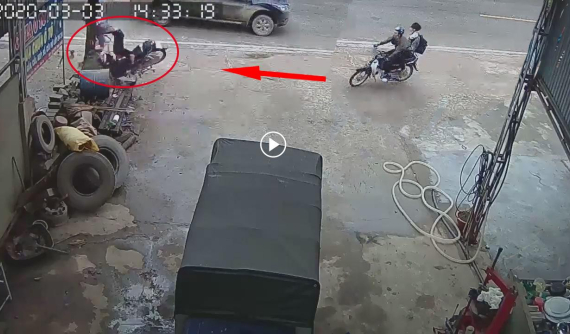 Video: 2 nam sinh điều khiển Honda Dream đâm thẳng vào gốc cây trên vỉa hè khiến nhiều bậc phụ huynh giật mình