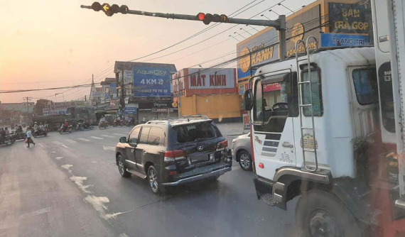 Đồng Nai: "Chuyên cơ mặt đất" Lexus LX570 đang dừng đèn đỏ thì bị ô tô tải tông trúng