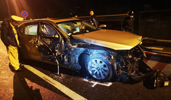 Thái Bình: Xe sang BMW 750Li va chạm với ô tô tải chở bò, túi khí phủ kín nội thất