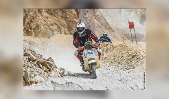 "Tây" mang Vespa độ vào tham gia giải đua Rally trên sa mạc, so kè cùng cào cào chuyên nghiệp