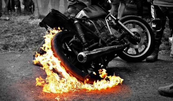 Chữa cháy cho xe máy bằng nước là vô dụng và phá hoại, hãy làm theo những cách sau!