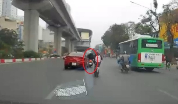 Video: Tài xế lái ô tô Hyundai Elantra chuyển làn ẩu, va chạm với xe máy tại Hà Nội