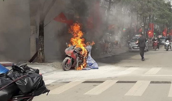 Nắng lên, mô tô phân khối lớn "giả Ducati" cháy ngùn ngụt trên đường phố Hà Nội