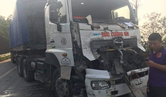 Hà Nội: Đang sửa đường, nam công nhân công trình giao thông bị xe đầu kéo tông tử vong