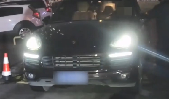 Lâu không gặp bạn gái vì dịch corona, thiếu gia liều lĩnh giấu người trong cốp xe Porsche để "thông chốt"