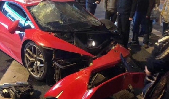 Siêu xe Lamborghini Huracan tông vào trụ cầu vượt, vỡ toang đầu nhưng vẫn được khen