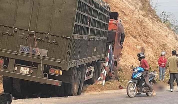 Rùng mình với video xe đầu kéo chạy lấn làn, tông tử vong 2 người đi xe máy tại Điện Biên