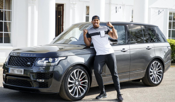 Nhà vô địch quyền anh hạng nặng Anthony Joshua sẵn sàng cùng Range Rover Svautobiography bước vào cuộc thách đấu