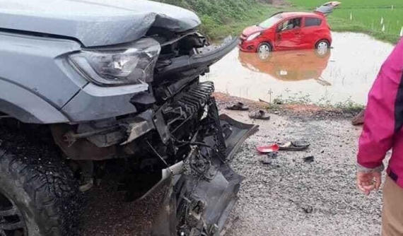 Bắc Giang: Va chạm với xe bán tải tiền tỷ Ford Ranger Raptor, Chevrolet Spark bị hất văng xuống ruộng