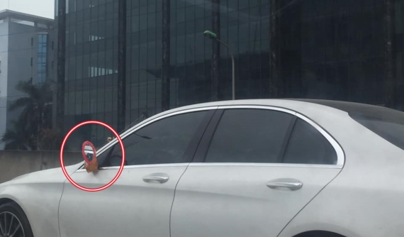 Mercedes-Benz C300 AMG lăn bánh trên đường phố Hà Nội với cặp gương trang điểm gây chú ý