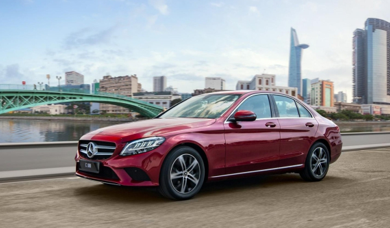 Giá cao hơn chỉ 160 triệu đồng, Mercedes-Benz C 180 có đủ sức hút để “giật khách” của Toyota Camry?