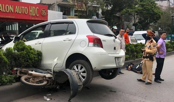 Hà Nội: Ô tô Toyota Yaris lên dốc, tông trúng người đi xe máy rồi nằm vắt ngang trên dải phân cách
