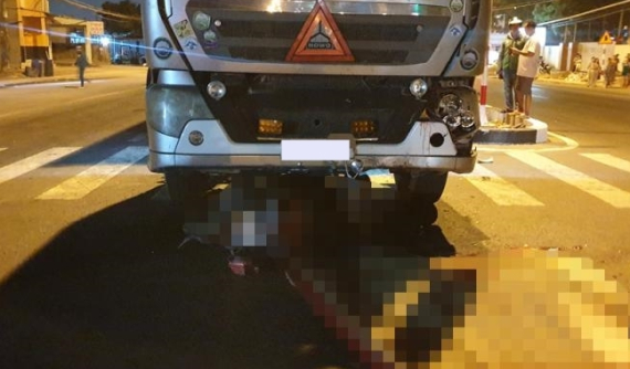 Bình Dương: Xe máy chở 3 tông trực diện vào xe container, 3 người thương vong