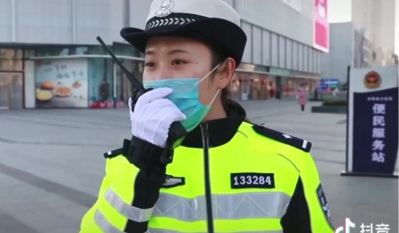 Cảnh sát Trung Quốc dùng Flycam để nhắc nhở người dân đeo khẩu trang nơi công cộng