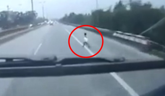 Video: Bé trai chạy qua cao tốc Thăng Long - Nội Bài và pha đánh lái xuất thần của tài xế xe khách