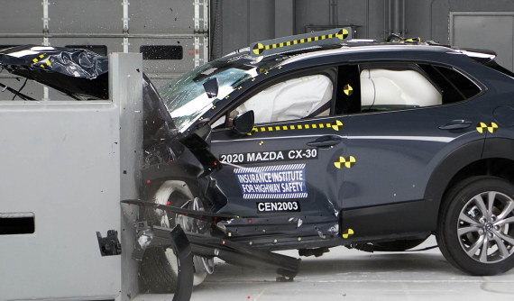 Chứng kiến Mazda CX-30 2020 trải qua bài thử nghiệm va chạm tàn bạo và nhận Top Safety Pick