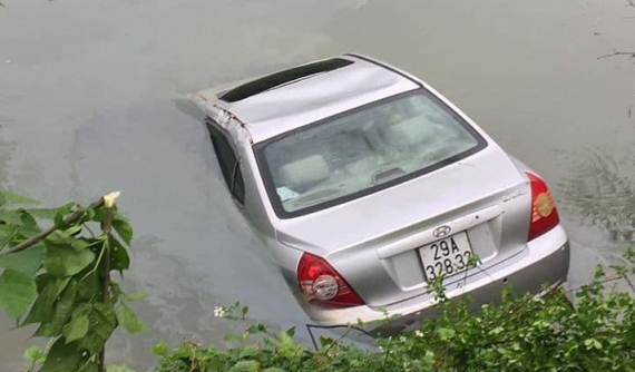 Lạng Sơn: Ô tô Hyundai rơi xuống suối, nữ tài xế tử vong trong xe