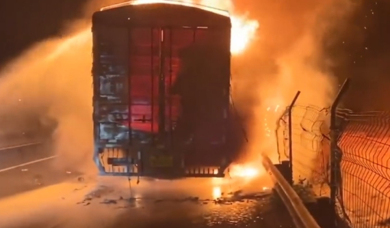 Xe tải chở khẩu trang cùng nguyên liệu bốc cháy dữ dội ở Trung Quốc, thiệt hại hơn 6,6 tỷ đồng