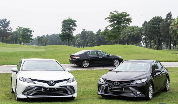 “Dằn mặt” Mercedes-Benz C 180 vừa ra mắt, đại lý bạo tay giảm giá Toyota Camry tới 45 triệu đồng