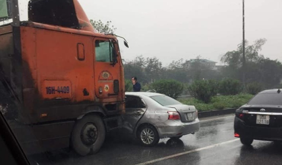 Video: "Tạt đầu" xe container, Toyota Vios bị tông ngang sườn tại Bắc Ninh
