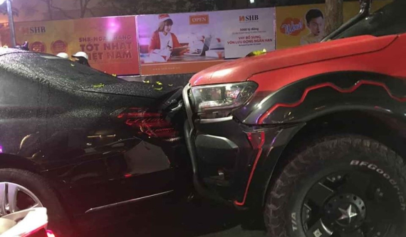 Video: Xe bán tải Ford Ranger tông đuôi xe Mercedes-Benz S-Class đang dừng chờ đèn đỏ ở Hà Nội