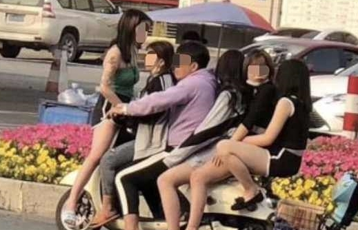 Người đàn ông chở 5 cô gái trên một xe máy trong lúc lệnh phong toả được nới lỏng tại Trung Quốc