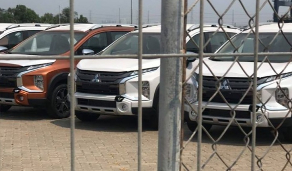 Lô xe Mitsubishi Xpander Cross xuất hiện tại cảng Việt Nam, có màu cam nổi bật