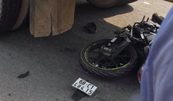 Bình Dương: Xe côn tay Suzuki Raider 150 tông vào đuôi ô tô tải, một thanh niên tử vong