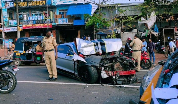 Ford Mustang bị tông nát đầu vì người lái "bon chen", chạy lấn sang làn ngược chiều