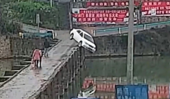 Mải đọc tin nhắn, nam thanh niên lao xe xuống sông sau khi lấy bằng lái ô tô được 10 phút