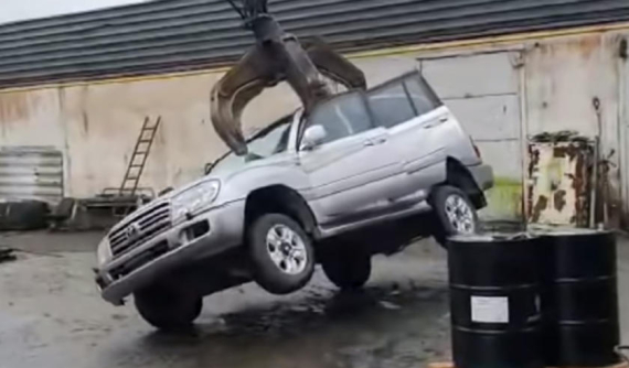 Dàn xe chống đạn của đại sứ quán Mỹ bị nghiền nát, có cả Toyota Land Cruiser và Cadillac DTS