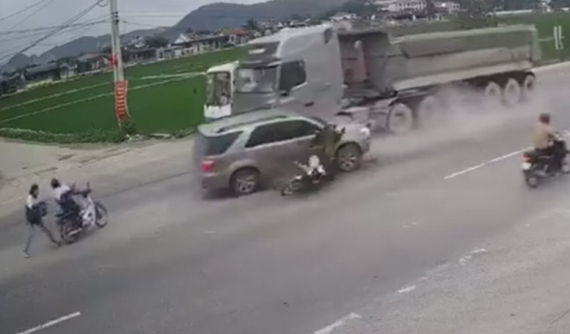 Video quay vụ tai nạn liên hoàn kinh hoàng tại Nghệ An khiến 3 người thương vong