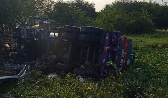 Long An: Xe bồn lật ngửa dưới ao, 7,5 tấn axit tràn ra khắp nơi