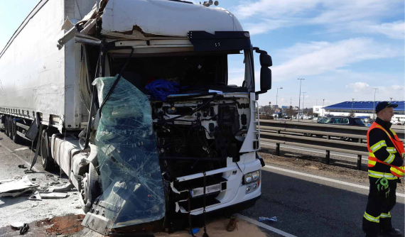 Video: Tài xế ô tô tải thiếu tập trung, tông thẳng vào đuôi xe bồn mà không hề phanh