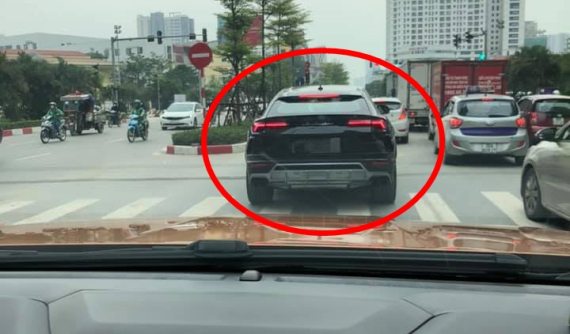Lamborghini Urus của Dương Kon dạo phố Hà Nội giữa mùa dịch Covid-19 căng như dây đàn