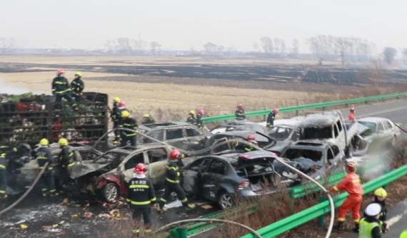 23 chiếc ô tô tông liên hoàn trên cao tốc khiến nhiều xe bốc cháy, 21 người thương vong