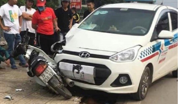 Video: Thanh niên đầu trần đi xe máy, phóng nhanh vượt ẩu, đối đầu taxi tại Thái Nguyên
