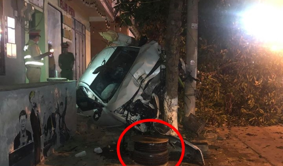 Quảng Bình: Honda Civic lao lên vỉa hè tông đổ cây xanh rồi lật nghiêng, 1 người thương vong