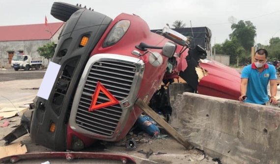 Quảng Bình: Xe container lật nghiêng, nát bét khoang lái, tài xế bị mắc kẹt trong cabin