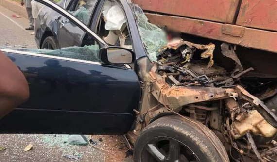 Xe sang Infiniti M35 rúc gầm xe tải khiến 2 cầu thủ bóng đá tử vong