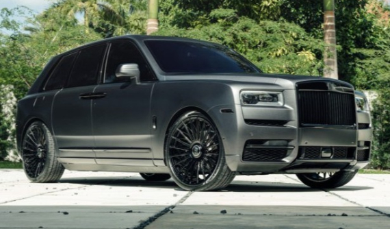 Ngắm chiếc Rolls-Royce Cullinan độ màu xám mờ gây tranh cãi giữa các fan hâm mộ
