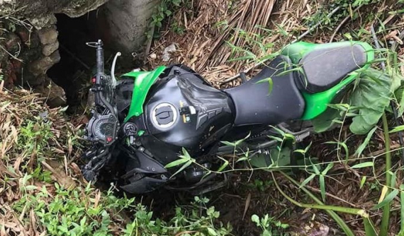 Bắc Kạn: Phân khối lớn Kawasaki Z900 vỡ tan dàn đầu xe sau cú trượt xuống vệ đường