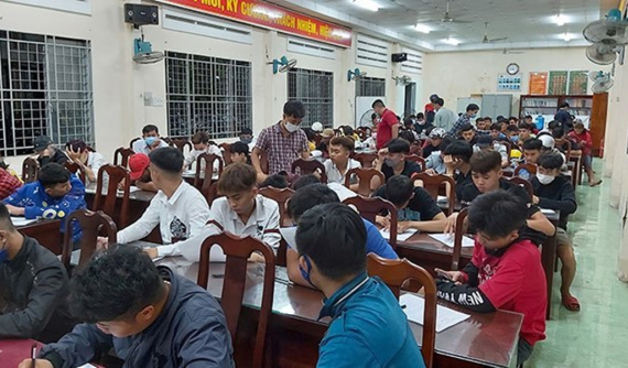 Gần 70 "quái xế" và "dân tổ" làm loạn QL1A bị lực lượng cảnh sát Tiền Giang vây bắt