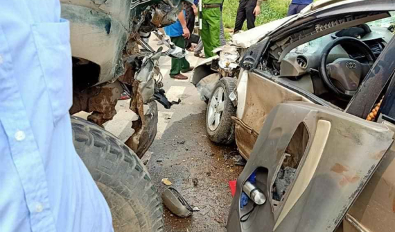 Vĩnh Phúc: Xe con Toyota Vios nát bét sau cú va chạm với ô tô tải, tài xế bị thương