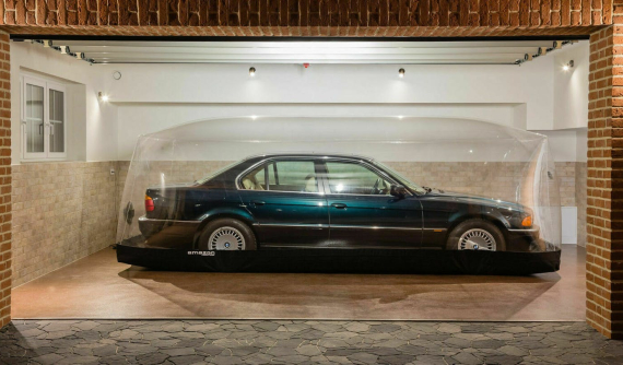 Chiếc BMW 740i nằm trong bong bóng bơm hơi suốt 2 thập kỷ tìm chủ mới với giá không rẻ