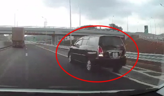 Video: Toyota Innova ngang nhiên lùi xe trên cao tốc Bắc Giang - Lạng Sơn, tài xế có thể bị phạt 18 triệu đồng