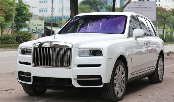 Bất chấp dịch Covid-19 diễn biến phức tạp, Rolls-Royce Cullinan mới toanh vẫn xuất hiện trên vỉa hè Hà Nội