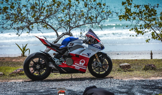 Chiêm ngưỡng Ducati Panigale V4 tạo dáng cực "Sexy" bên bãi biển cùng bộ tem đấu Pramac
