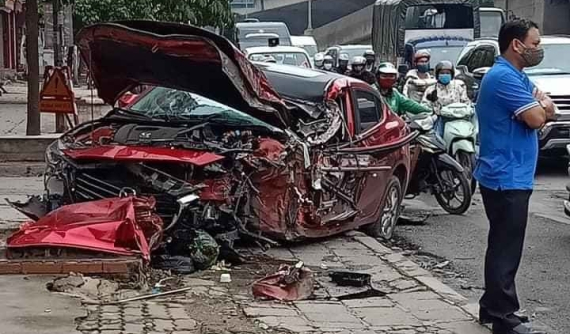 Hà Nội: Xe Mazda nát bét sau tai nạn lúc rạng sáng, một người bị thương