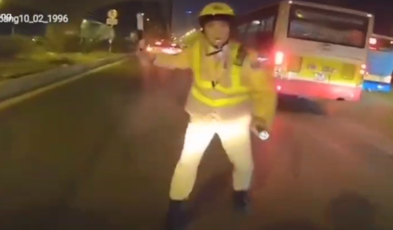 Hà Nội: Biker nẹt pô xe, "thông chốt" CSGT rồi chia sẻ video lên mạng xã hội để câu view?